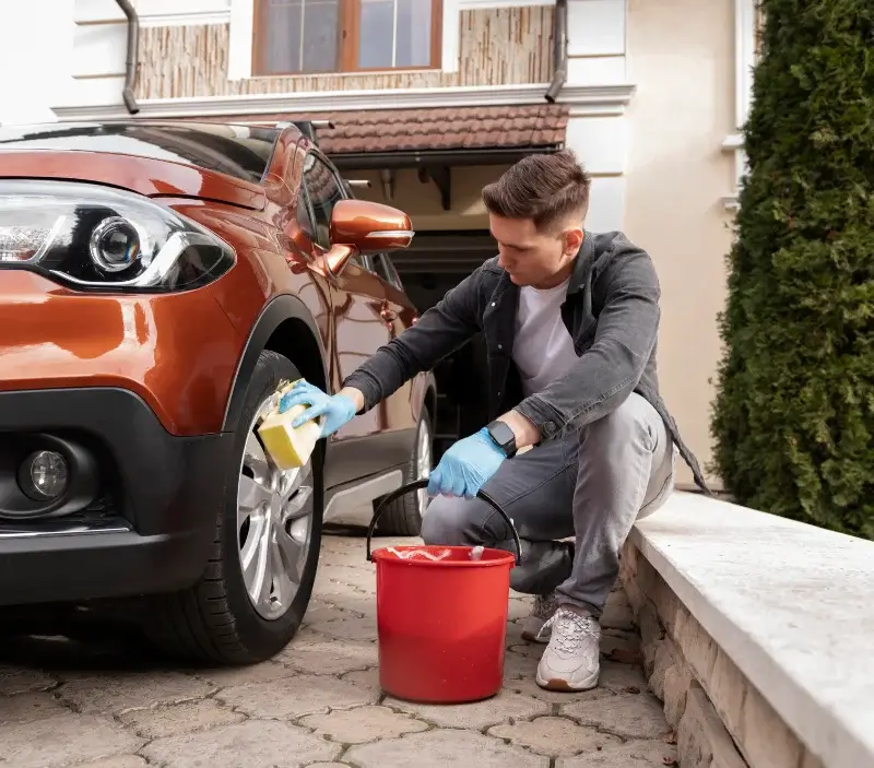 Lavage auto à domicile Azur : professionnel intervenant sur un véhicule